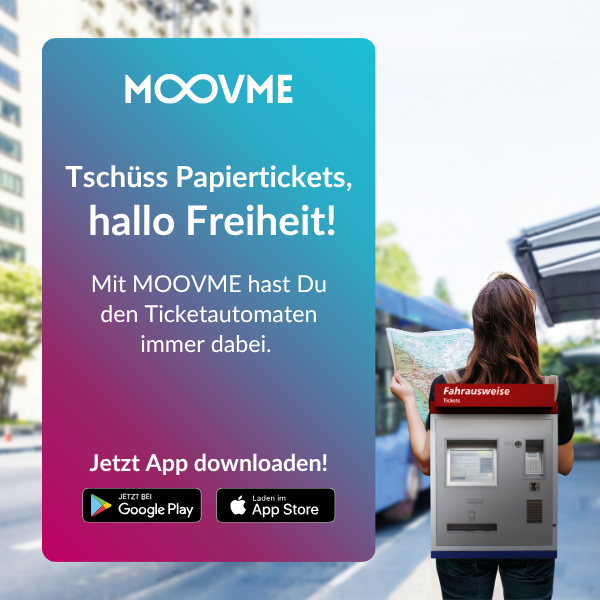 Frau mit Karte und einem Ticketautomaten als Rucksack